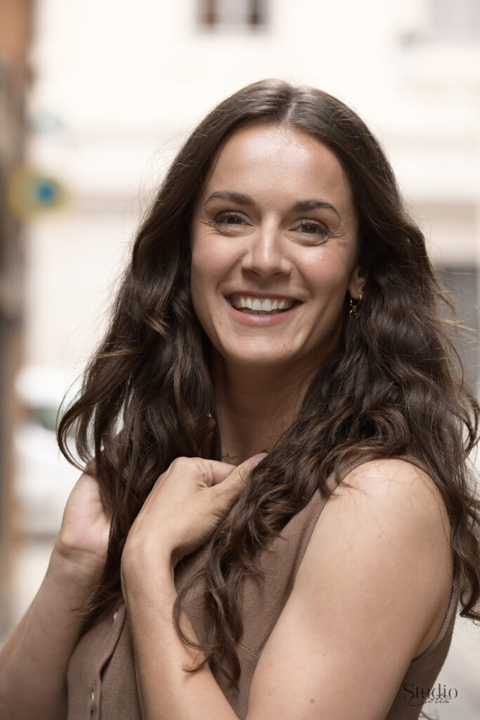 photo portrait professionnel de Camille souriante avec fond flou